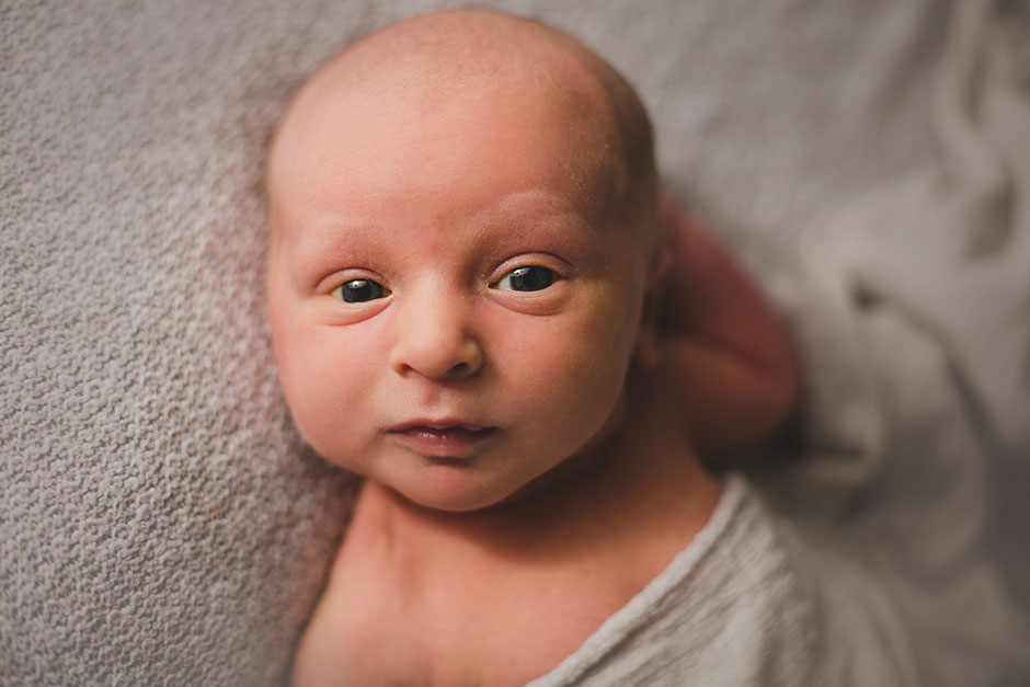 newborn eye contact