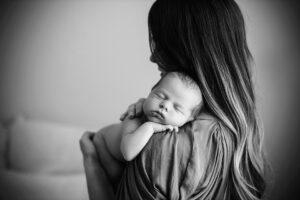 mom with newborn baby, newborn photography apex