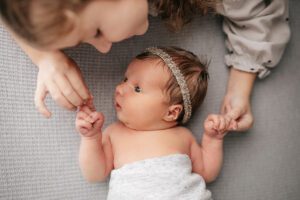 raleigh mini newborn session, sister with newborn