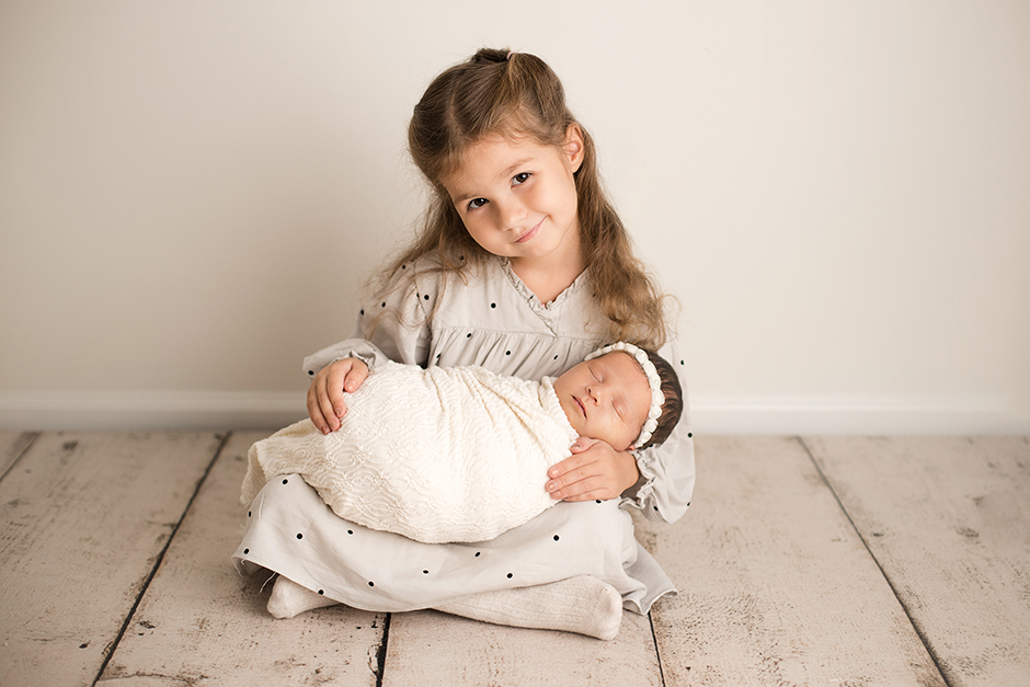 raleigh mini newborn session, sister with newborn