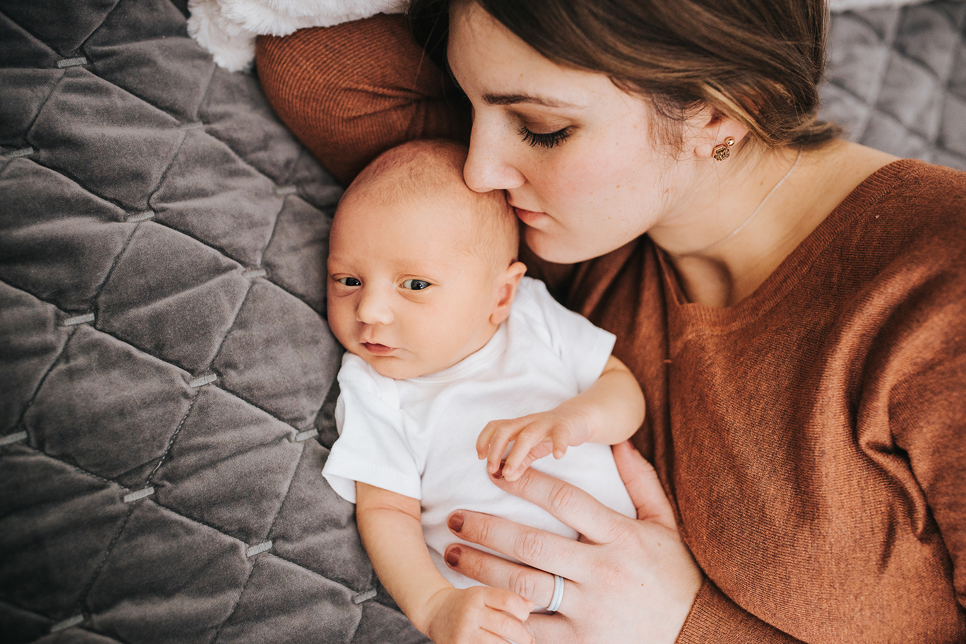 mom with newborn- apex lifestyle newborn photography