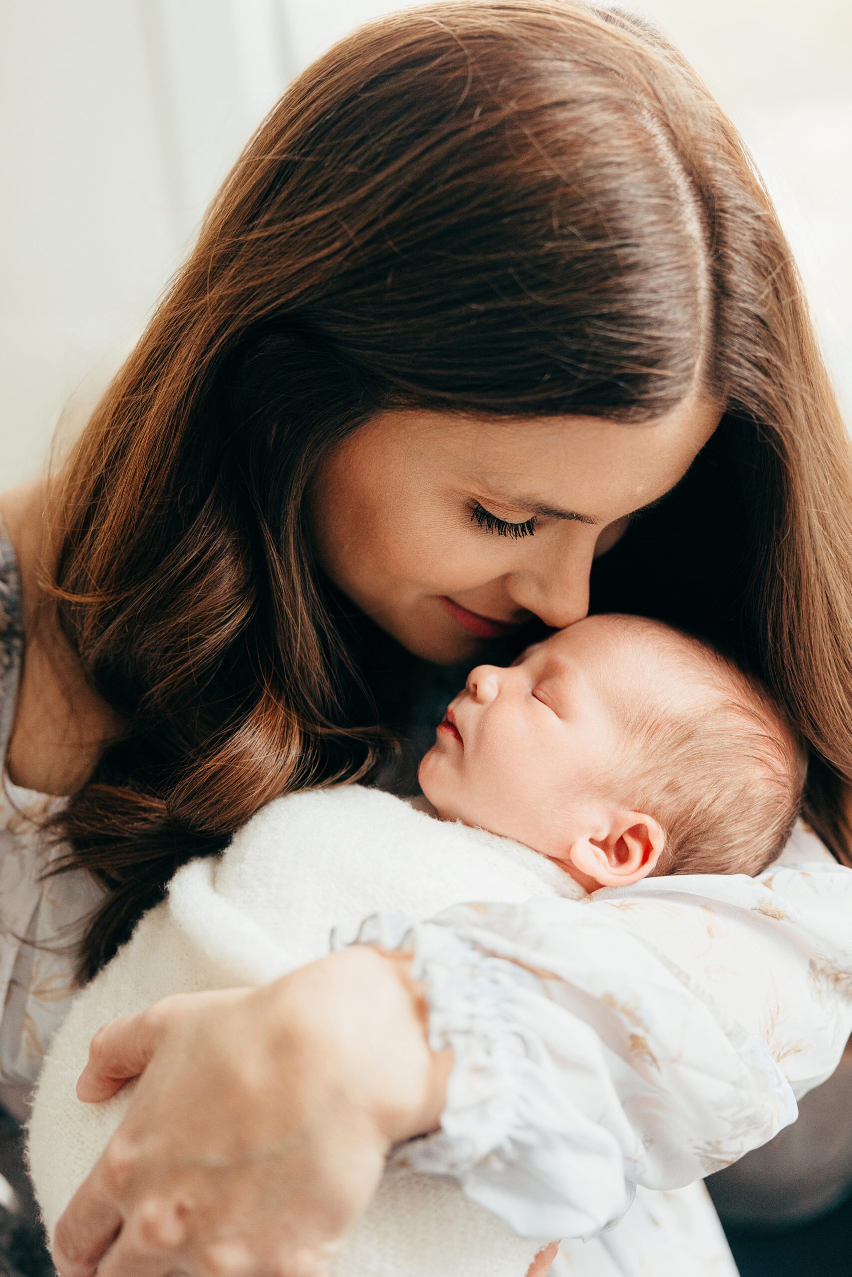 baby and mom snuggling